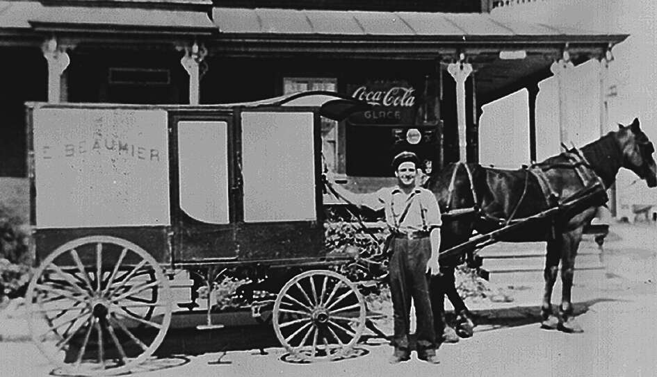 Le magasin général d'Elphège Beaumier dans les années 1940. En avant-plan, son fils Paul qui distribuait le pain fait dans la boulangerie annexée à l'arrière du magasin général.