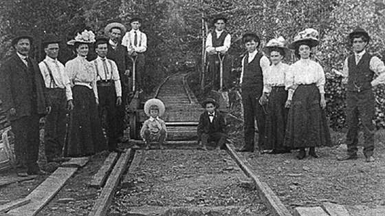 Mine d'ocre d'Alphonse Thibodeau. Rails en bois servant au transport de l'ocre. À gauche, Alphonse Thibodeau. Entre les rails, à droite, un jeune enfant Omer Thibodeau.
